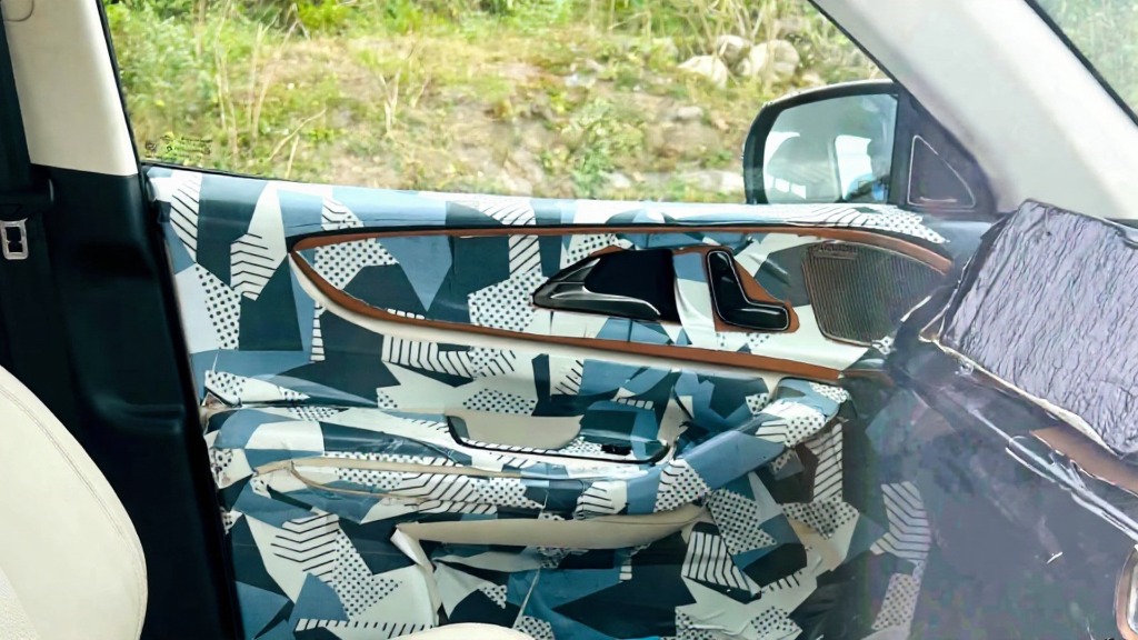 Mahindra XUV 7XO spy images